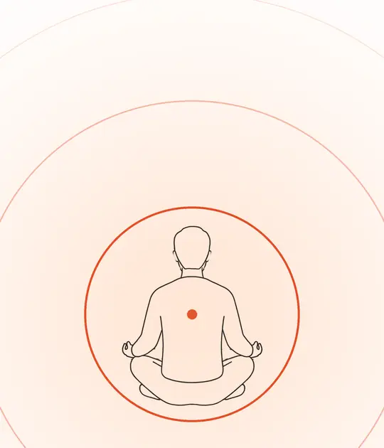 座って瞑想する人の背中。胸の位置に朱色の粒があり、そこから輪が広がっている線画